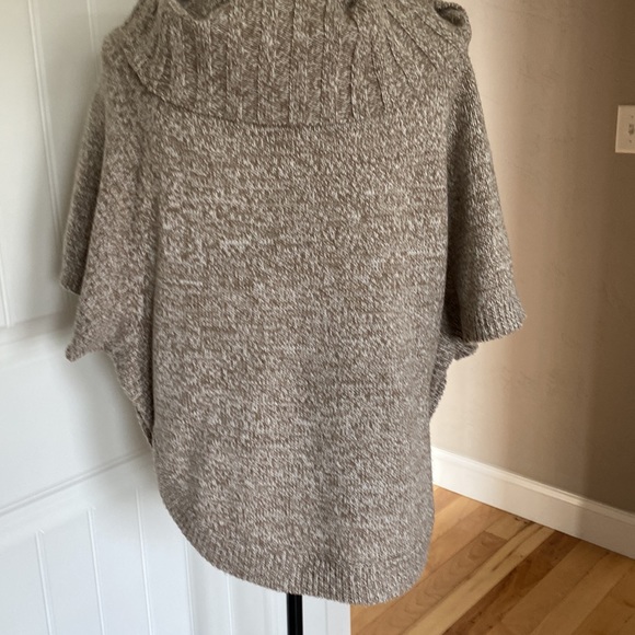 Beautiful poncho sweater - Picture 4 of 7
